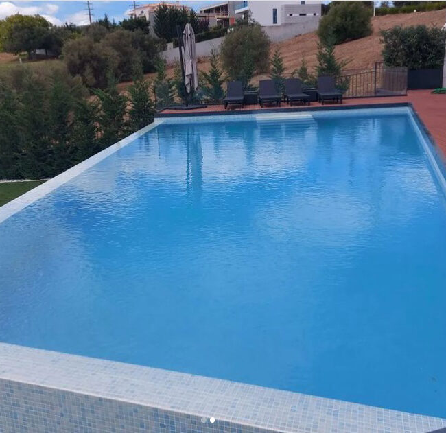 Piscina de transbordo a 2 lados em betão projetado